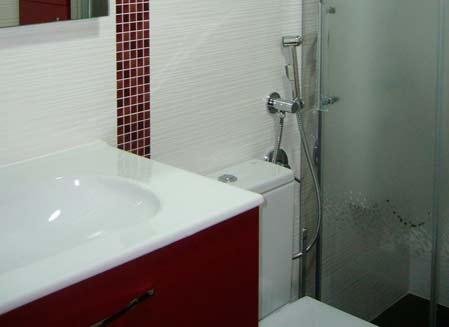 muebles de baño rojos y blancos