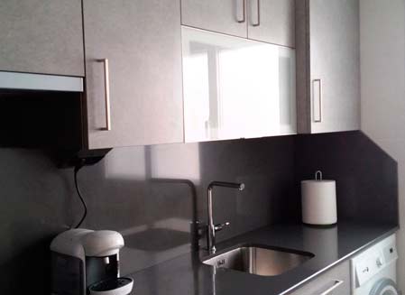 mueble de cocina blanco y gris oscuro