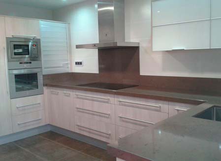 muebles de cocina blanco y gris