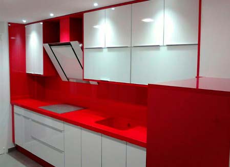 muebles de cocina rojo y blanco